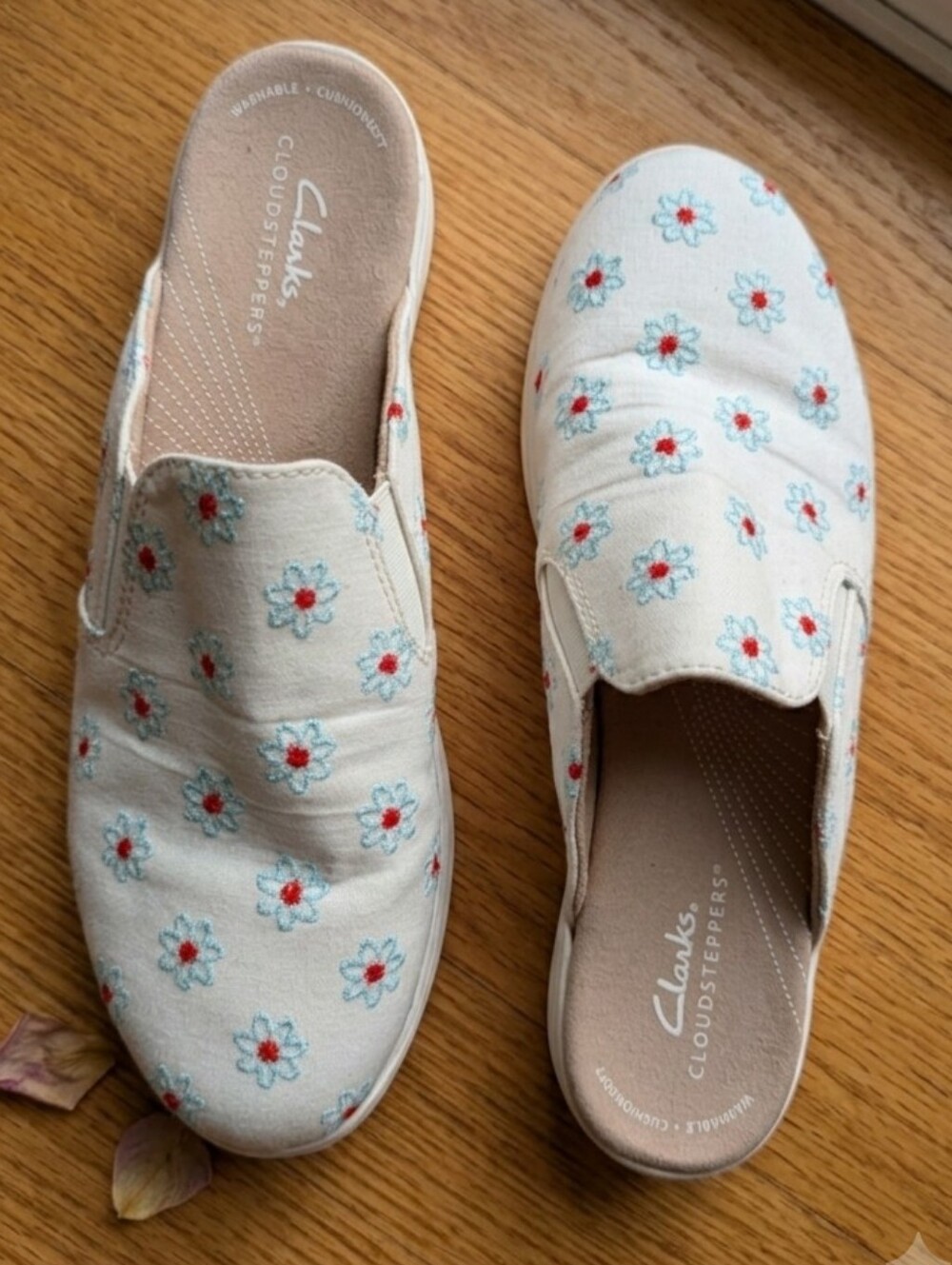 Clarks Size 8 Women's White Floral Embroidered Cloudsteppers Slip-On Mules